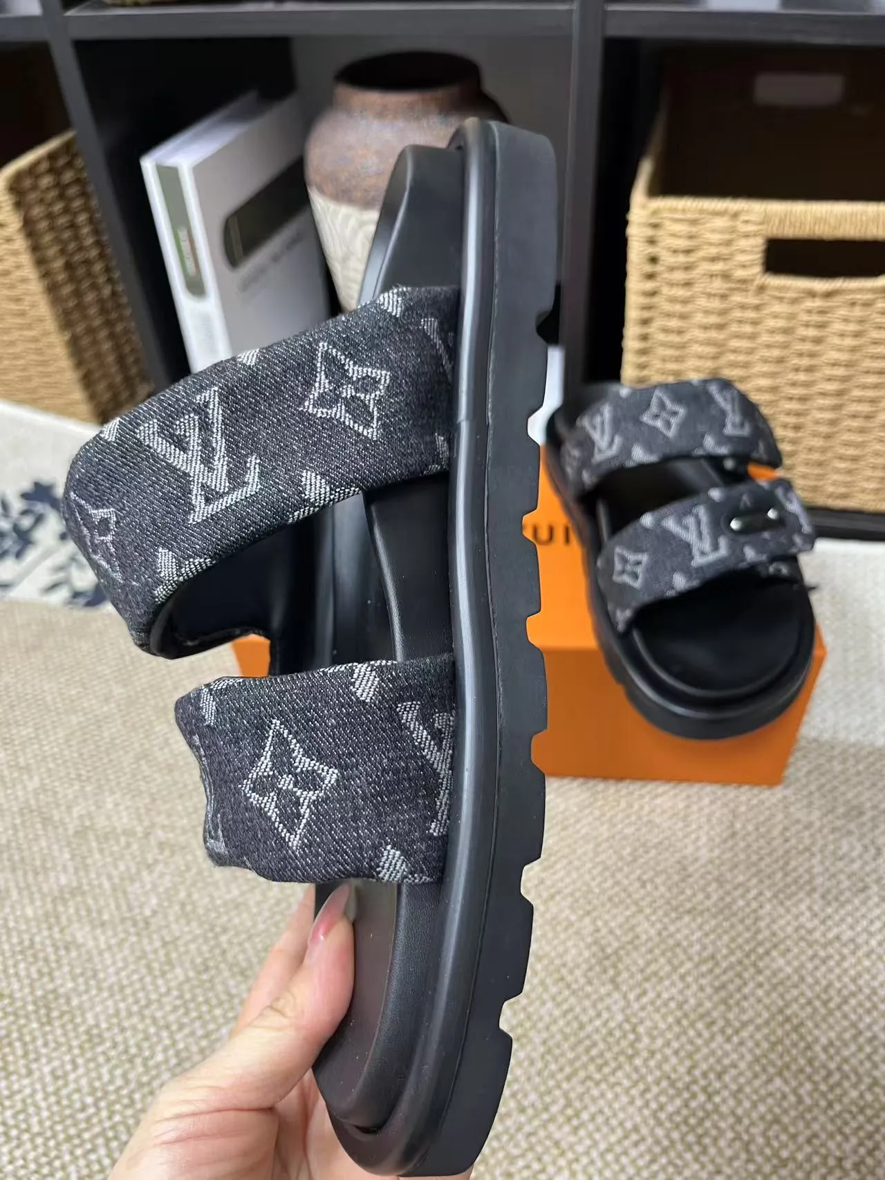 P340 yuan LV Louis Vuitton Full of high-end feel! A popular model among bloggers at home and abroad, it’s retro and fashionable, and looks stunning on your feet! Mainly recommended model on the official website★ ━━━━━ ЅᏇєєt ━━━━━ ▪️Upper: original calfskin ➕5D printing process ▪️Inner: imported mixed sheepskin ▪️Outsole: original molded foam outsole ▪️Size: Female 35-40 Men's 39-44 (women's 41 men's 45)